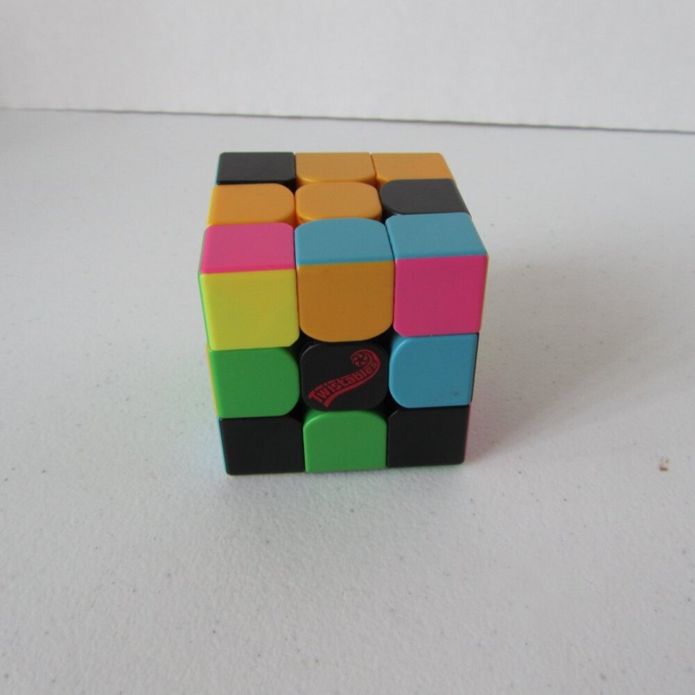 Twistables Cubik Rubik’s Puzzle Multicolor Cube